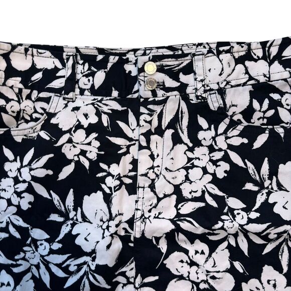 𝅺Chaps Women’s Size 4 Cotton Blend Black White Floral Skirt EUC Z122 - Picture 2 of 5